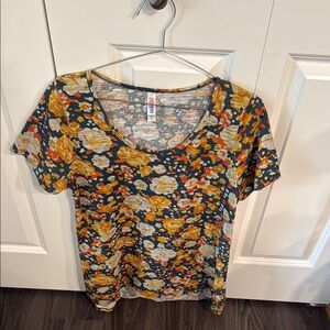 LuLaRoe Black Graphic Short Sleeve Tee Large